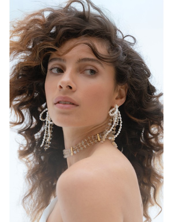 Choker de piedraluna con detalles dorados 2