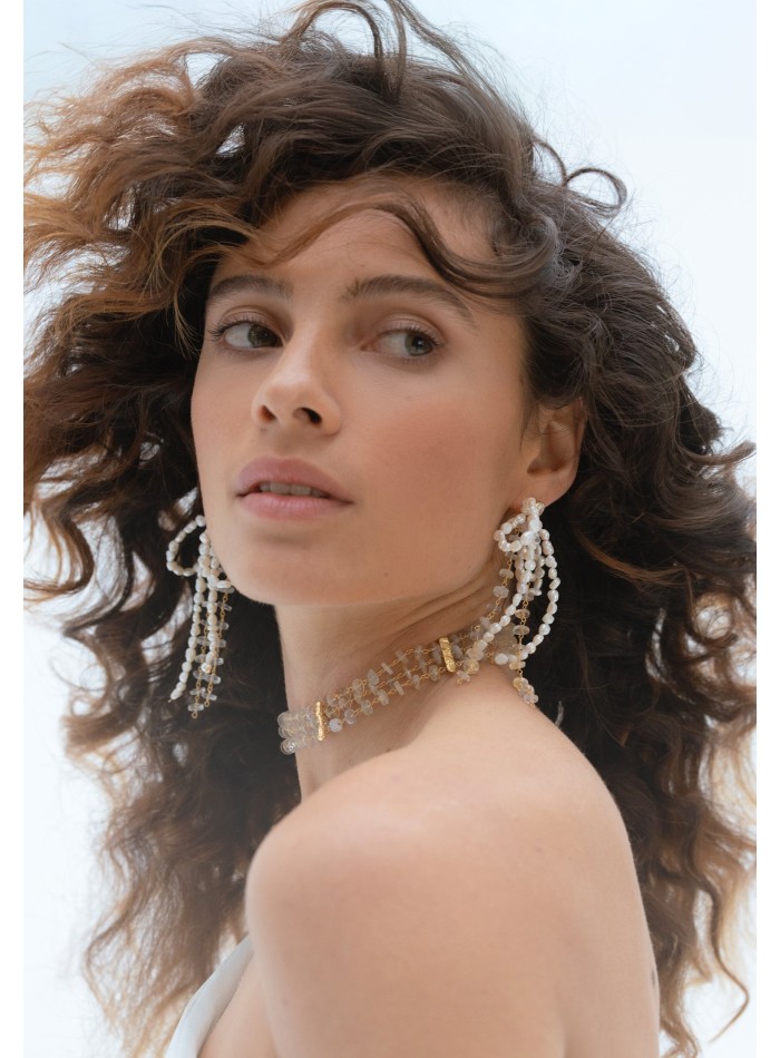 Choker with golden details