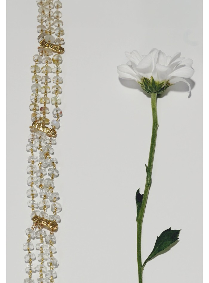 Choker de piedraluna con detalles dorados