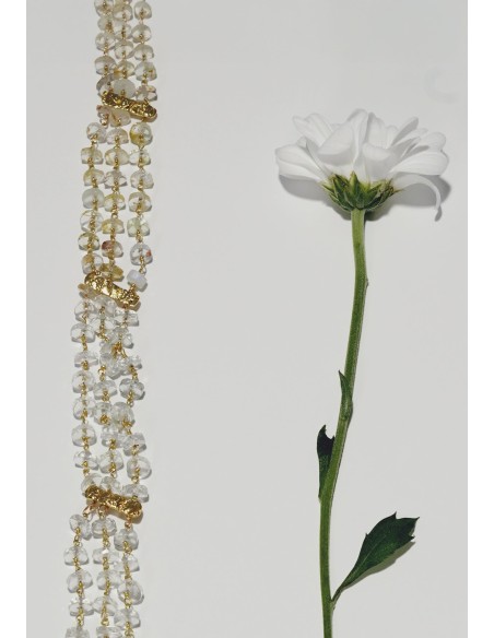 Choker de piedraluna con detalles dorados