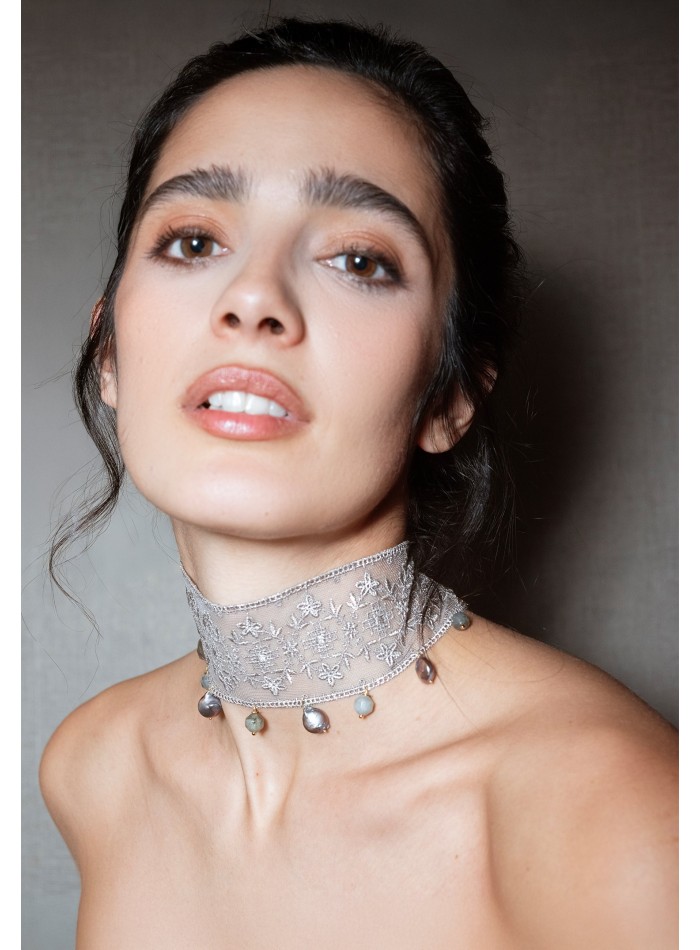 Choker de fiesta plateado con perlas barrocas