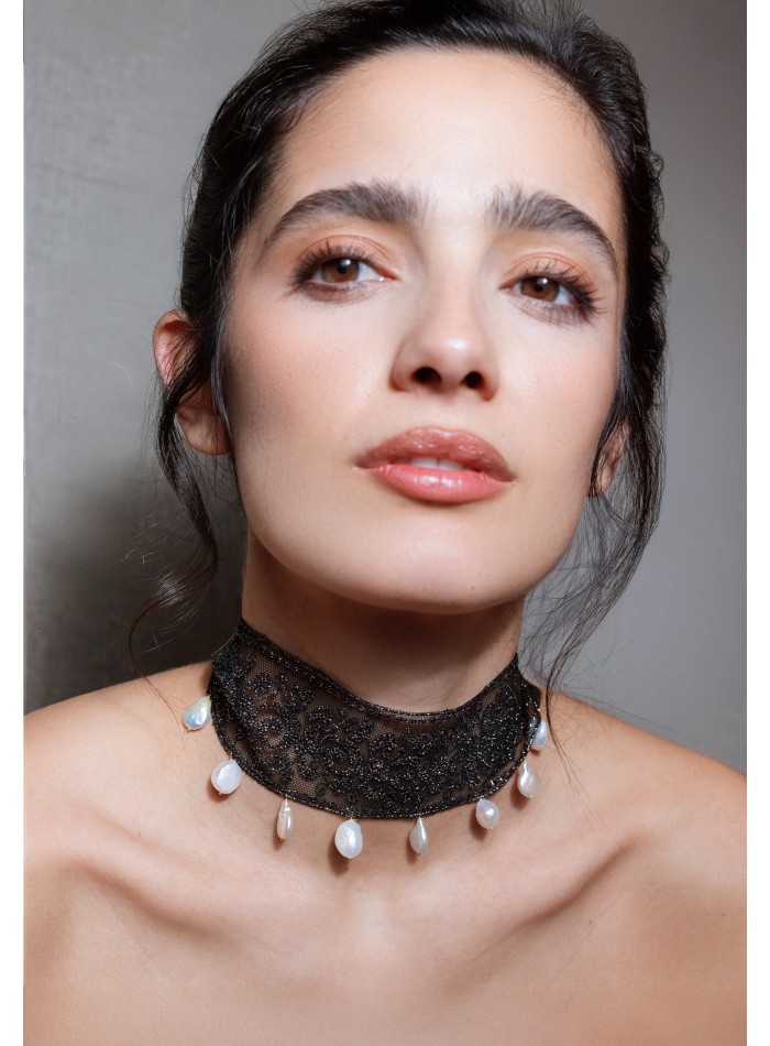 Choker de fiesta en tul de seda negro con perlas barrocas