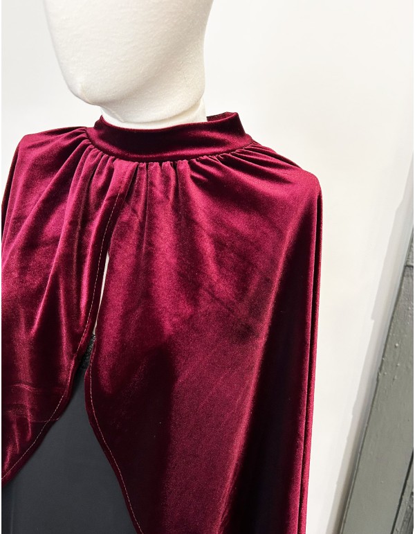 Short velvet cape with ruffle and slit for guests 2