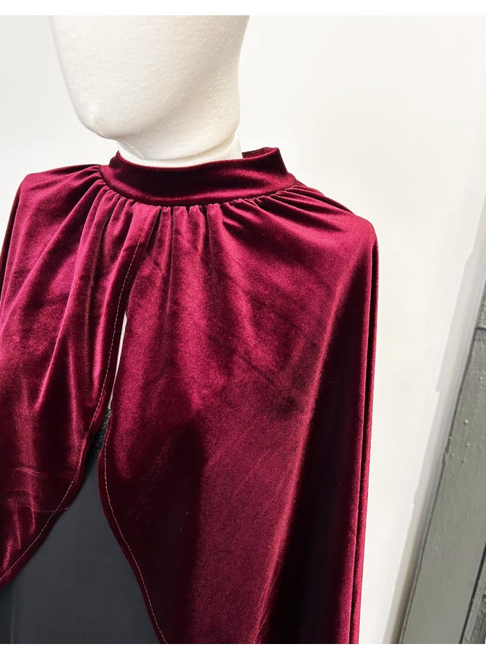 Short velvet cape with ruffle and slit for guests