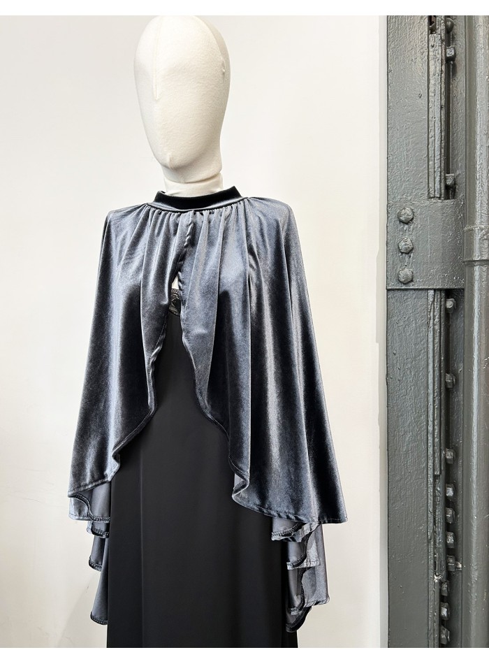 Short velvet cape with ruffle and slit for guests