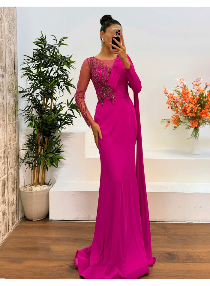 Vestido de fiesta largo con pedrería en el cuerpo y manga larga fucsia