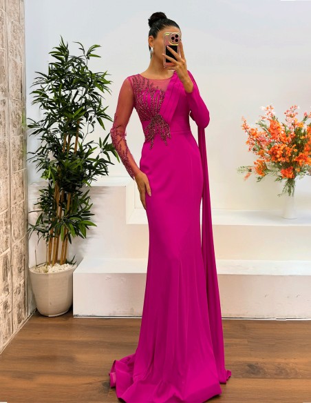 Vestido de fiesta largo con pedrería en el cuerpo y manga larga fucsia