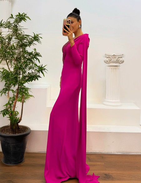 Vestido elegante de fiesta en tejido fluido, con aplicaciones de pedrería en el torso y diseño de manga larga