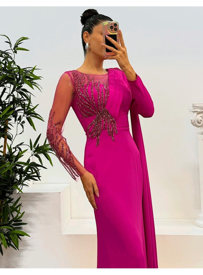 Vestido largo de fiesta con detalle de pedrería en la parte superior y mangas largas, perfecto para bodas de noche
