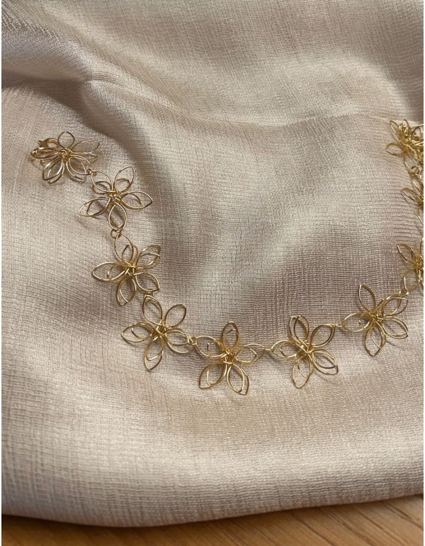 Choker de flores en dorado