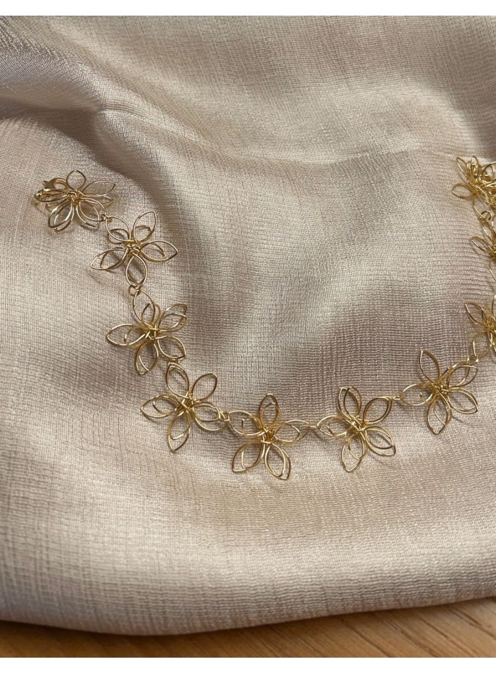 Flower choker in gold