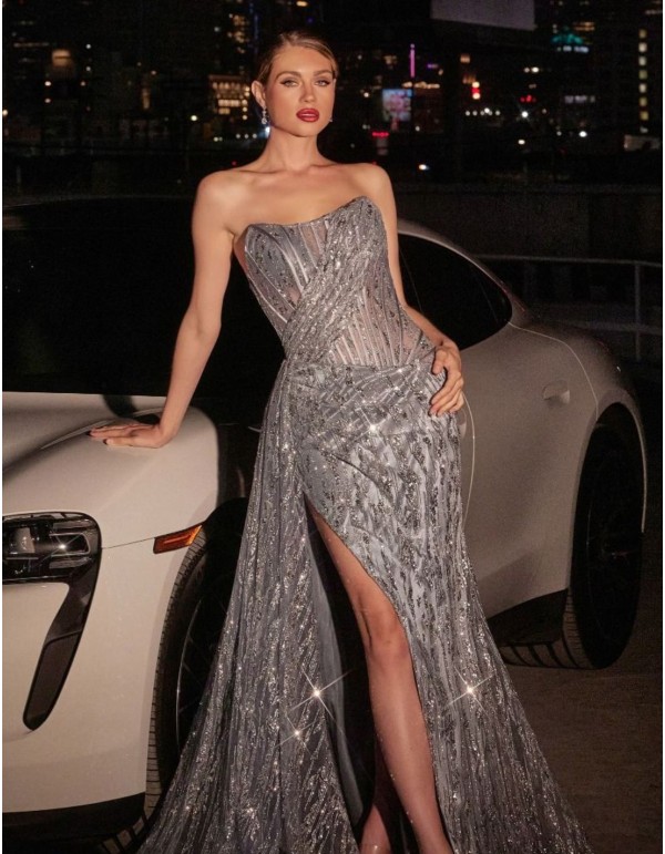 Robe d'invité sans bretelles avec corset et jupe fendue