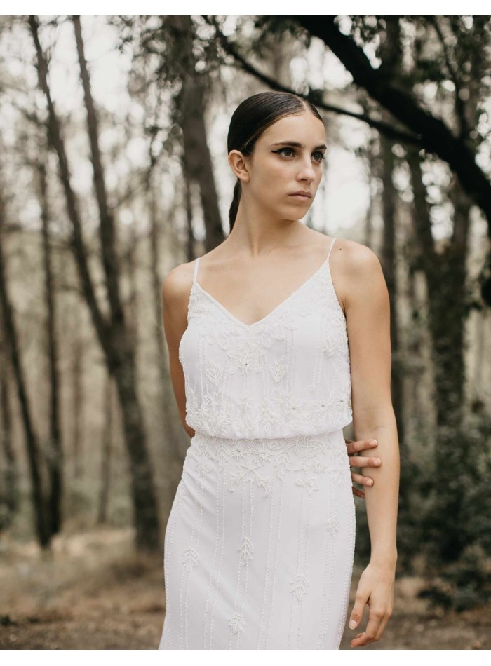 Vestido largo de novia con pedrería y tirante fino