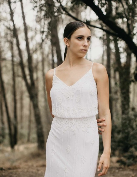 Robe de mariée longue avec strass et fines bretelles