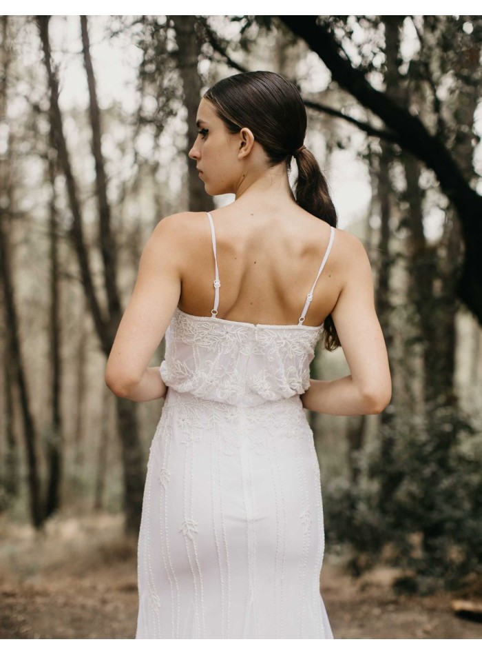 Vestido largo de novia con pedrería y tirante fino color blanco