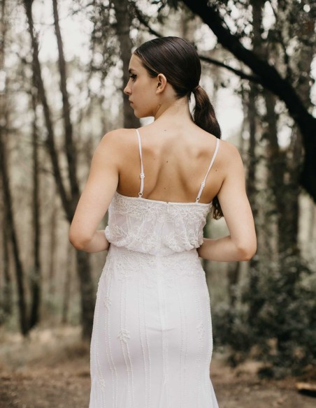Robe de mariée longue avec strass et fines bretelles