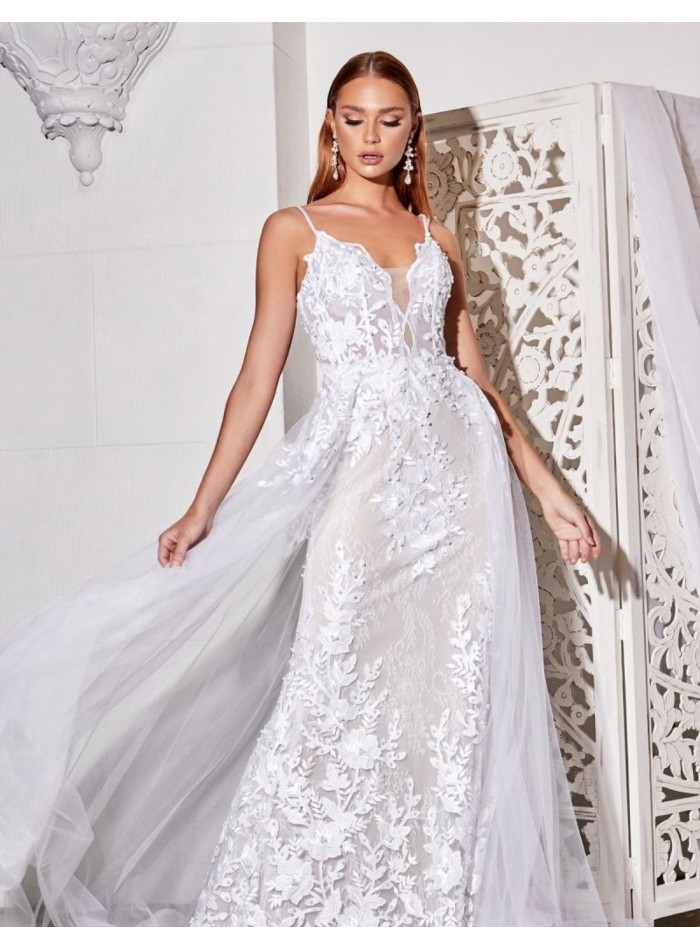 Vestido de novia blanco en encaje con sobrefalda abierta