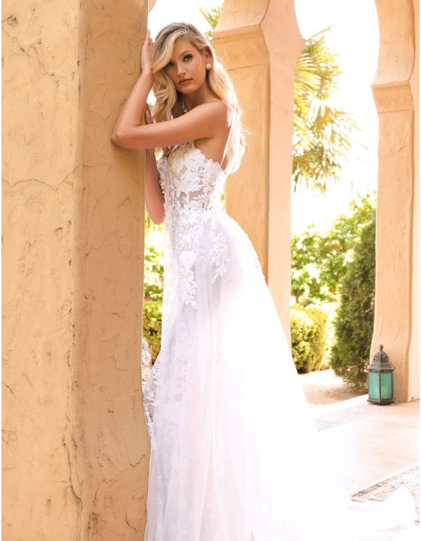 Vestido de novia blanco en encaje con sobrefalda