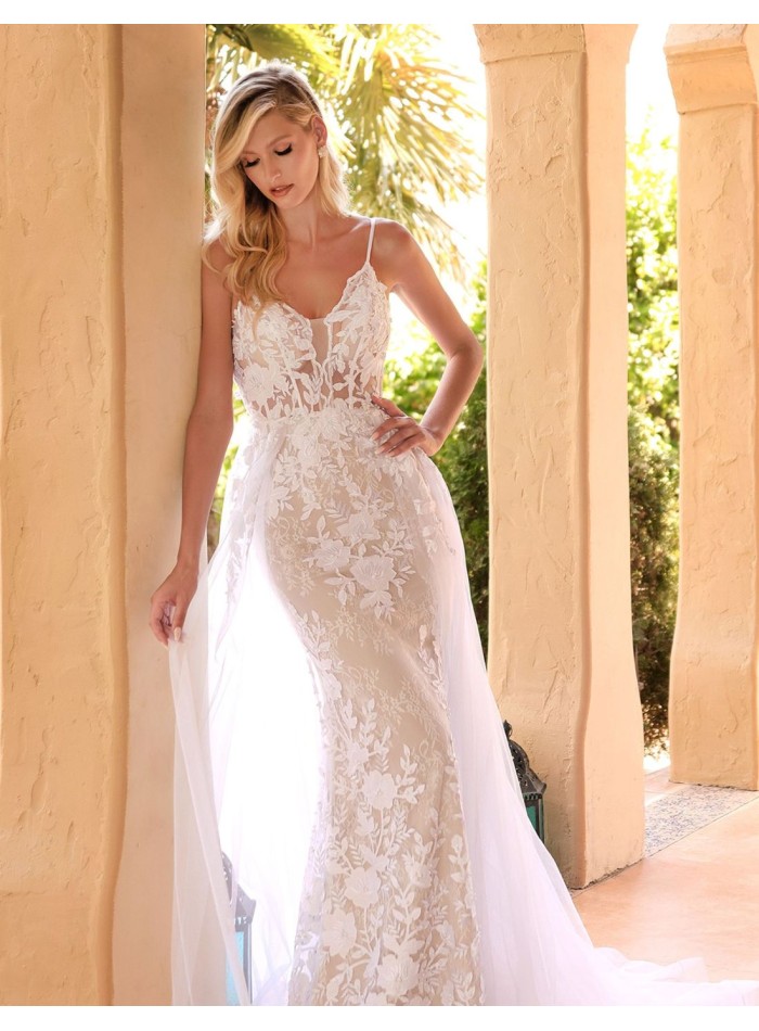 Vestido de novia blanco en encaje con sobrefalda y tirantes