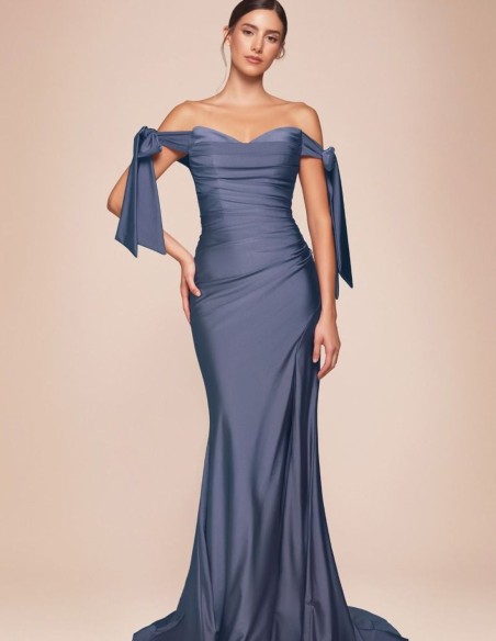 Robe longue satinée avec corsage drapé et manches tombantes