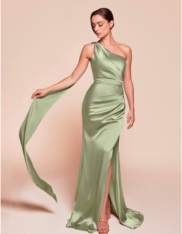 Longue robe de soirée en satin avec encolure asymétrique