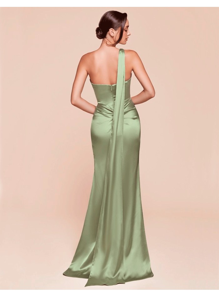 Vestido de fiesta largo satinado con escote asimétrico verde
