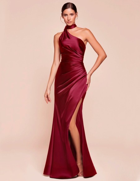 Diseño ajustado de vestido satinado con escote halter asimétrico y cremallera en la espalda, ideal para bodas o galas Diseño ajustado de vestido satinado con escote halter asimétrico y cremallera en la espalda, ideal para bodas o galas