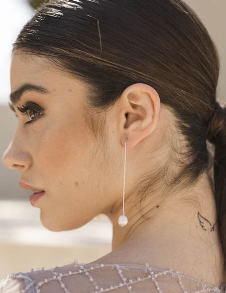 Longues boucles d'oreilles avec chaîne fine et perle