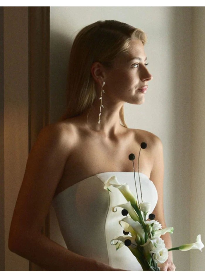 Long earrings with mini zirconia leaves