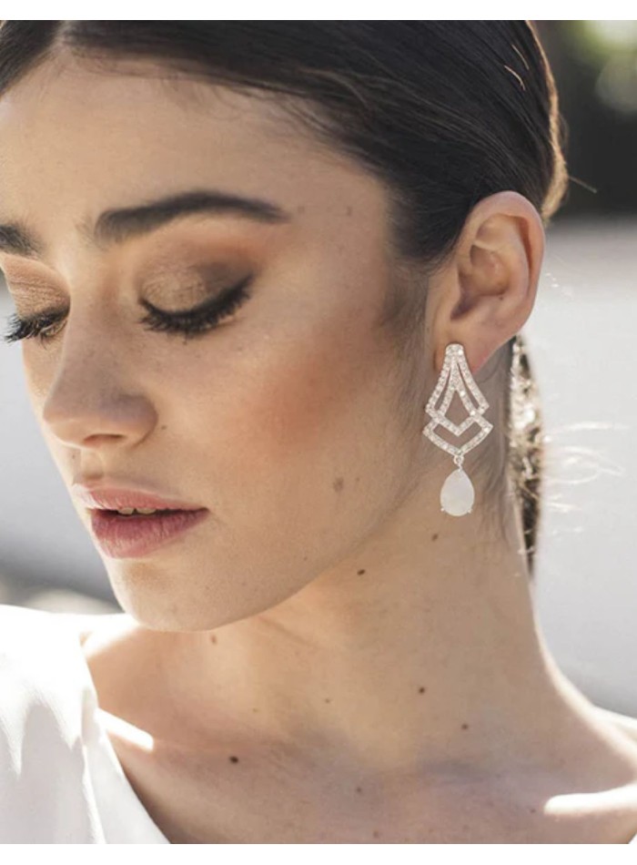 Boucles d'oreilles de fête avec zircon cubique et pierre blanche