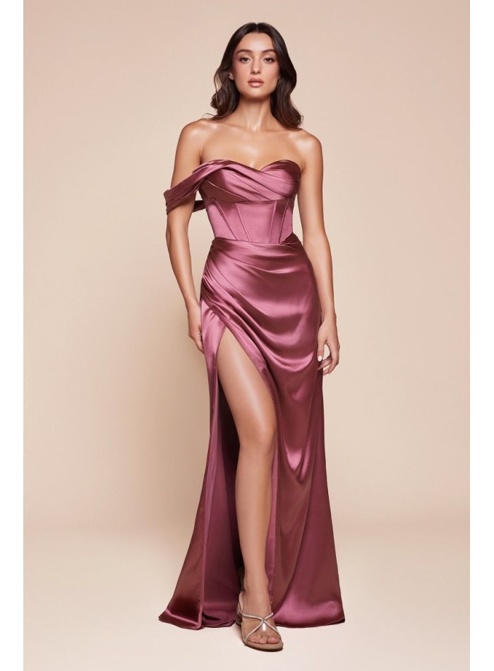 Longue robe de fête en satin avec décolleté en cœur