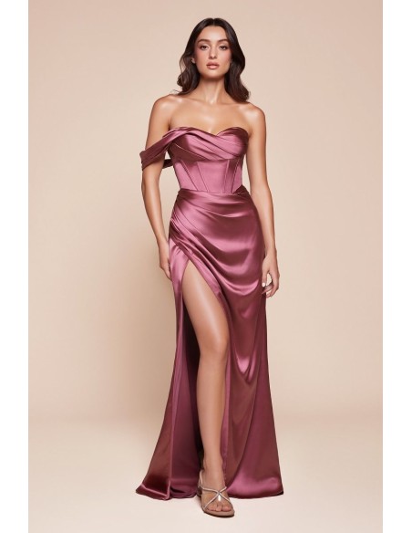 Longue robe de fête en satin avec décolleté en cœur