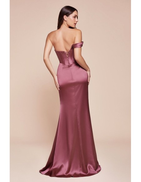 Longue robe de fête en satin avec décolleté en cœur