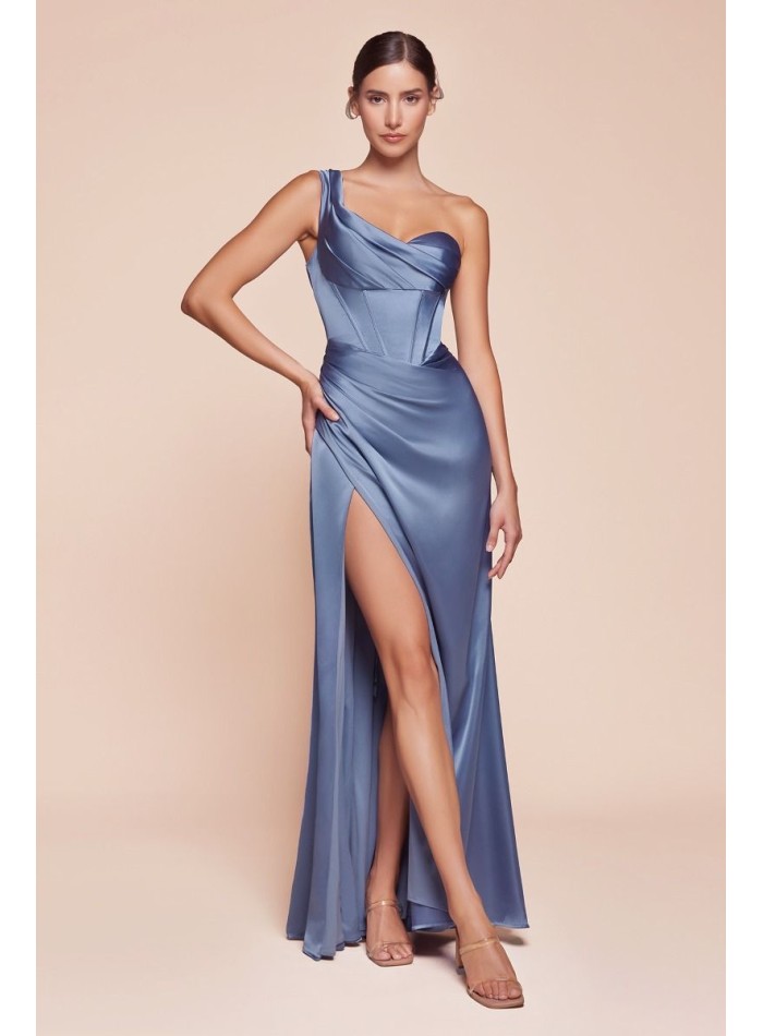 Longue robe de fête en satin avec décolleté en cœur