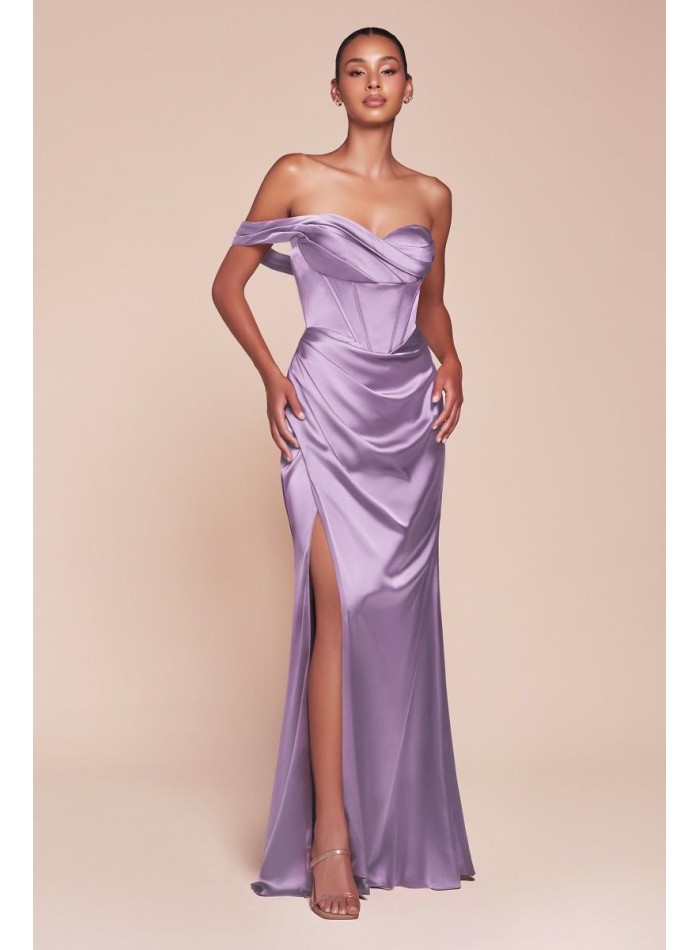 Longue robe de fête en satin avec décolleté en cœur