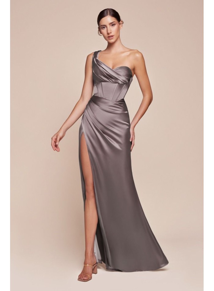 Longue robe de fête en satin avec décolleté en cœur