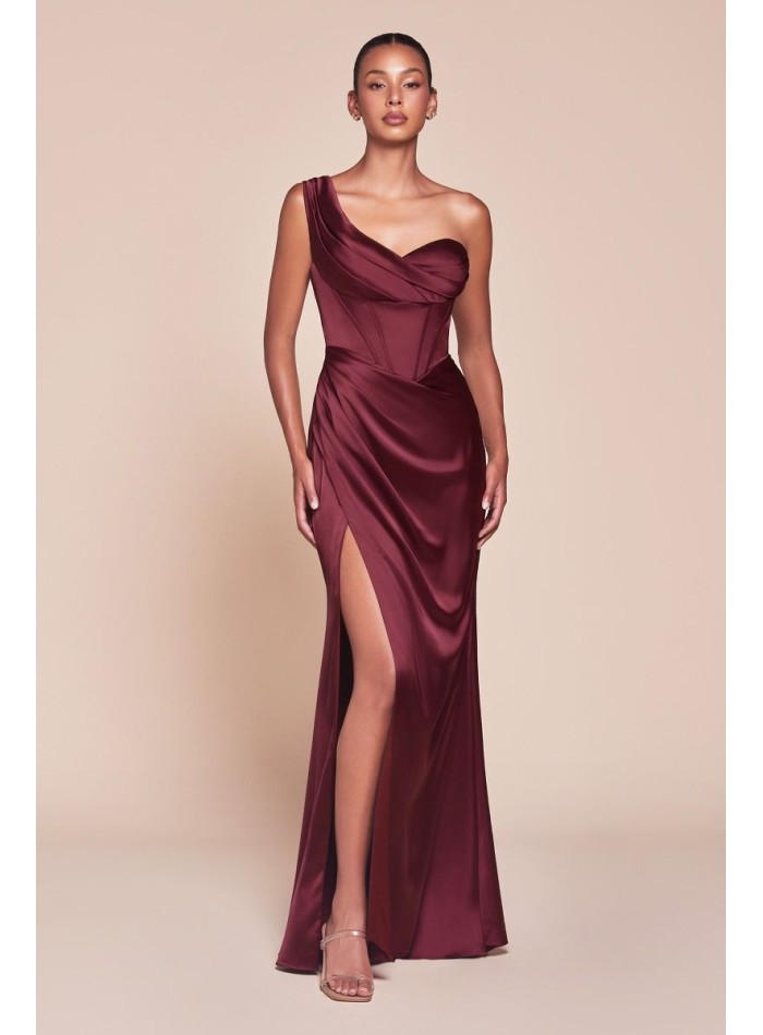 Longue robe de fête en satin avec décolleté en cœur