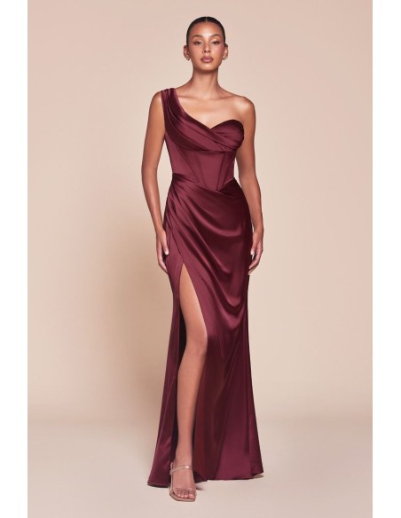 Longue robe de fête en satin avec décolleté en cœur