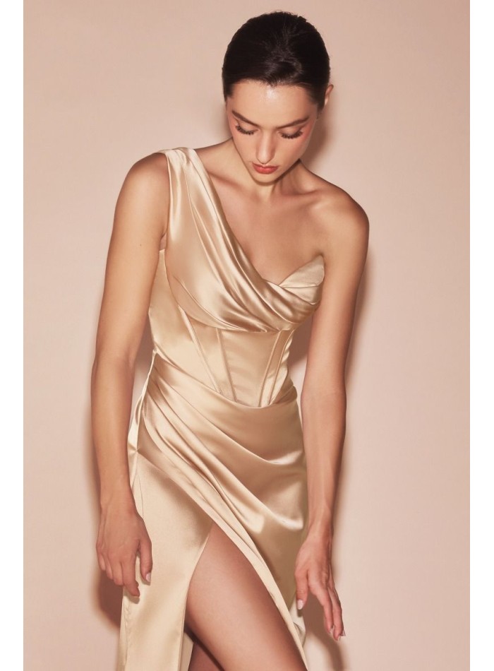 Longue robe de fête en satin avec décolleté en cœur