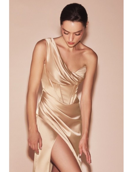 Longue robe de fête en satin avec décolleté en cœur