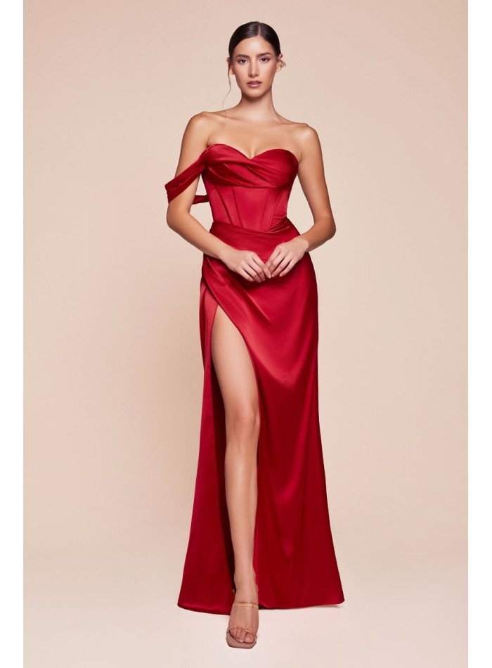 Longue robe de fête en satin avec décolleté en cœur