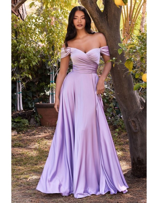 Longue robe de soirée en satin avec décolleté en cœur et...