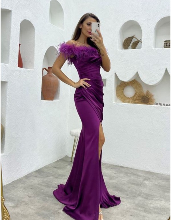 Vestido de fiesta largo con escote bardot de plumas y... 2