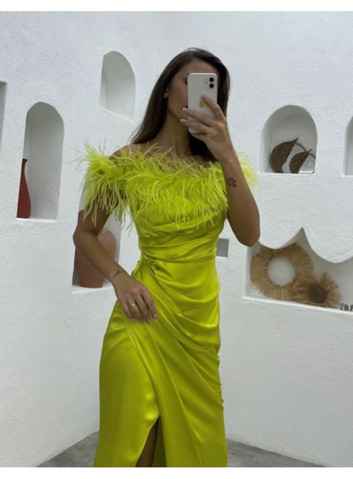 Robe longue de fête avec encolure bardot à plumes et fente sur le côté