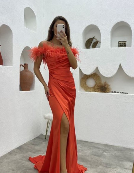 Vestido de fiesta largo con escote bardot de plumas y abertura lateral