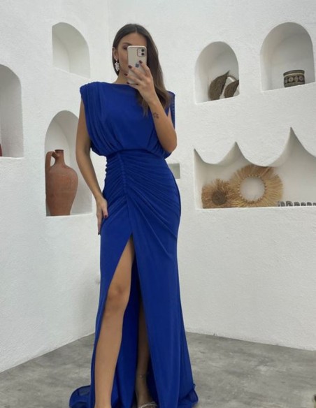 Evening dress with closed neckline and shoulder pads