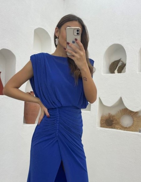 Vestido de fiesta largo con escote cerrado y hombreras