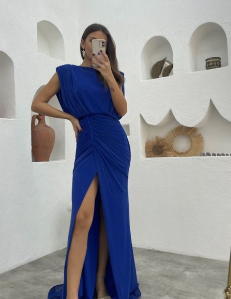 Vestido de fiesta largo con escote cerrado y hombreras