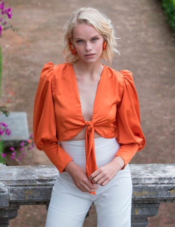 Blusa de fiesta blanca con lazo delantero naranja invitada boda