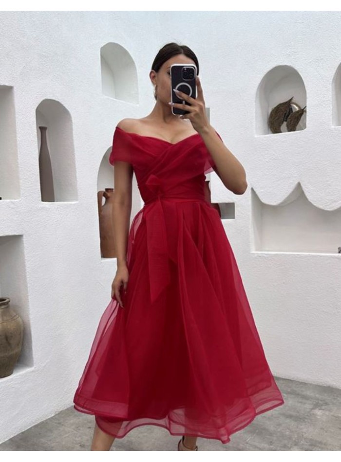 Robe de cocktail midi avec encolure bandeau et nœud à la taille